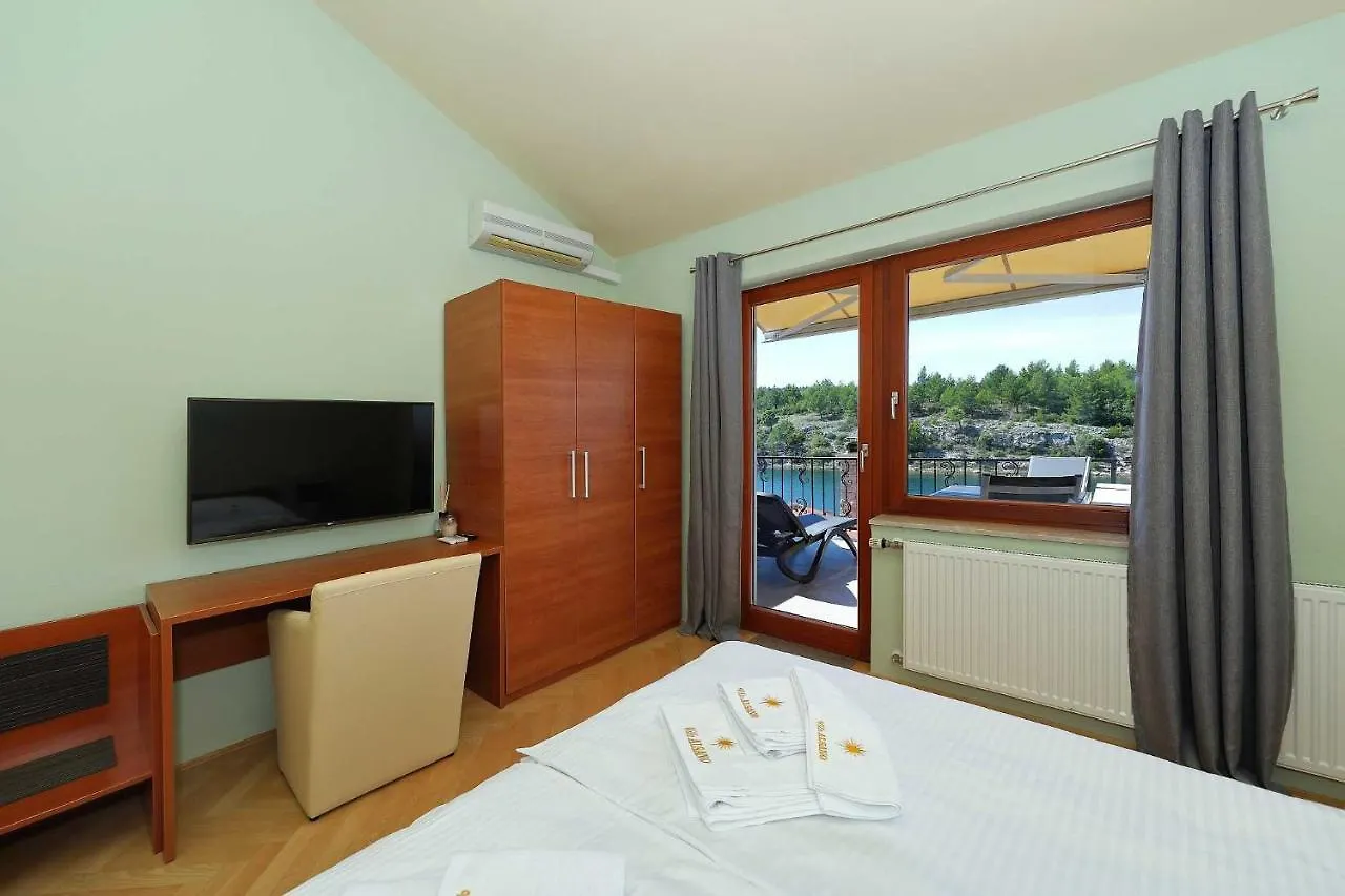 Alsano, No 2 Apartment Basic Croatia